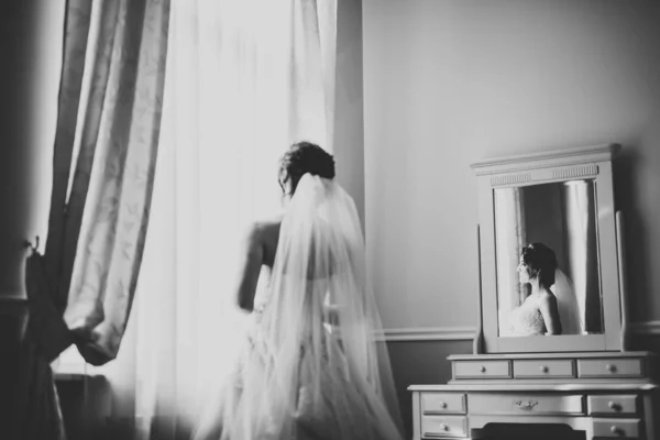 Luxury bride in white dress posing while preparing for the wedding ceremony — Stock Photo, Image