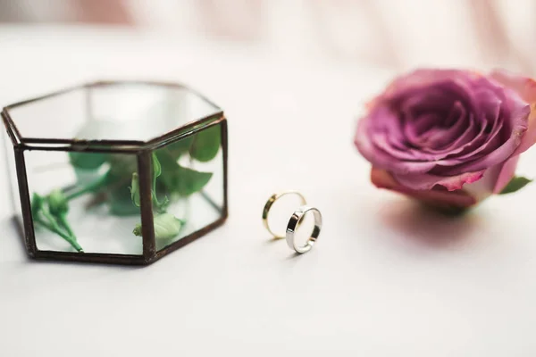 Красивая тонированная фотография с обручальными кольцами на фоне букета цветов — стоковое фото