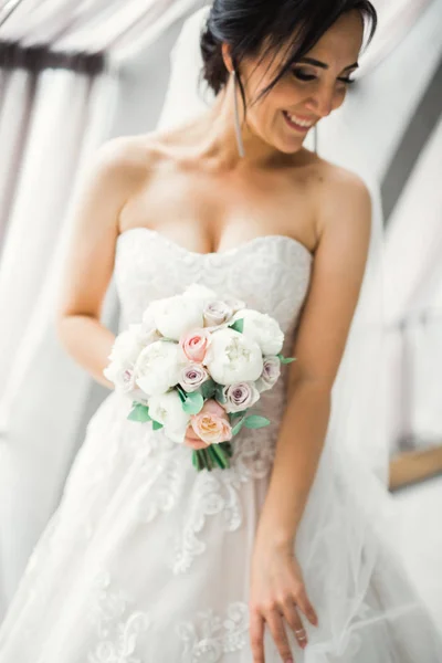 Casamento de luxo noiva, menina posando e sorrindo com buquê — Fotografia de Stock