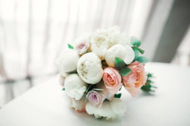 Farklı çiçeklerle güzel bir düğün buketi, güller