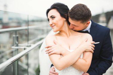 Romantik düğün anı, yeni evli çiftin gülümseyen portresi, gelin ve damadın kucaklaşması