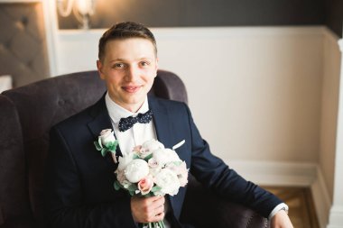 Genç ve yakışıklı bir adam iş toplantısından sonra bir otelde dinleniyor.