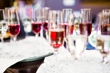 Masasında şampanya olan lüks bardaklar.