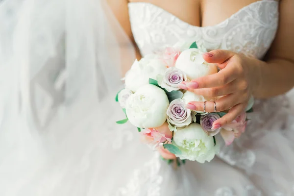 꽃이 달린 크고 아름다운 결혼 부케를 들고 있는 신부 — 스톡 사진