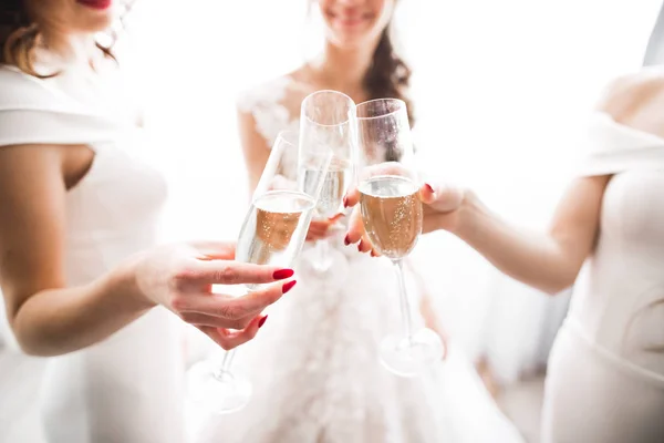Foto bruid met haar vrienden drinken champagne uit bril — Stockfoto