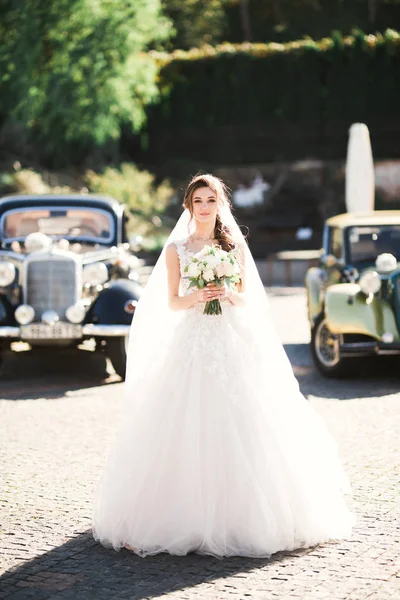 Gelin çiçekli büyük ve güzel bir düğün buketi tutuyor. — Stok fotoğraf