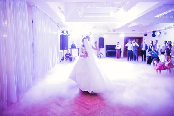 Hermosa pareja de casados recién casados y bailando su primer baile — Foto de Stock