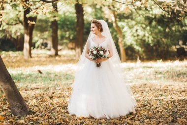 Gelinlik giymiş güzel moda gelin pozu