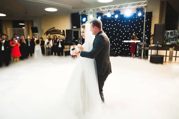 Feliz lindo recém-casados dançando no restaurante — Fotografia de Stock