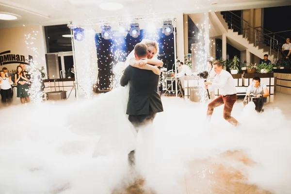 Happy beautiful newlyweds dancing in the restaurant — Stock Photo, Image