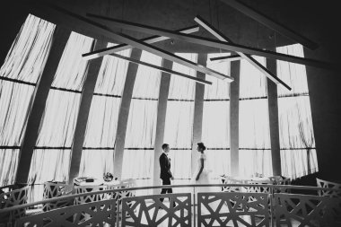 Genç mutlu çift, birbirlerini görmeye gidiyorlar.