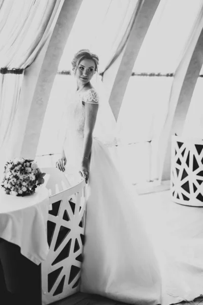 Ritratto di splendida sposa con capelli lunghi in posa con grande bouquet — Foto Stock