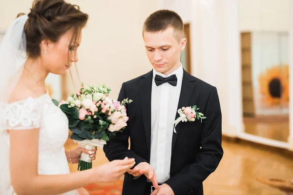 Bruid en bruidegom wisselen trouwringen uit. Stijlvol paar officiële ceremonie — Stockfoto