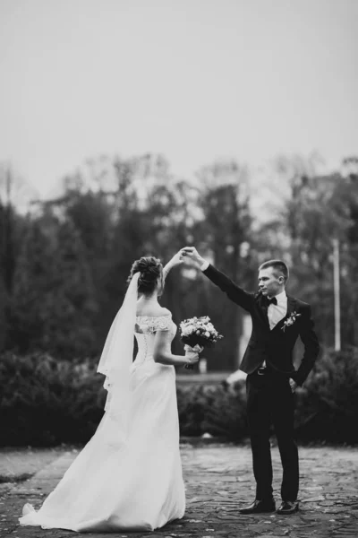 Feliz lindo recém-casados dançando no parque — Fotografia de Stock