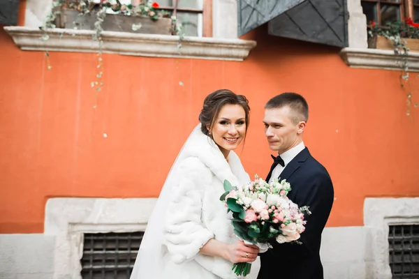 Moment de mariage romantique, couple de jeunes mariés souriant portrait, mariée et marié câlin — Photo