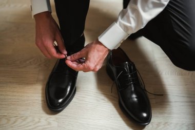 Güzel adam, damat poz veriyor ve düğüne hazırlanıyor.