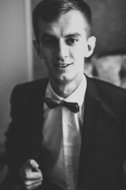 Damat sabah hazırlığı. Yakışıklı adam giyiniyor ve düğüne hazırlanıyor.