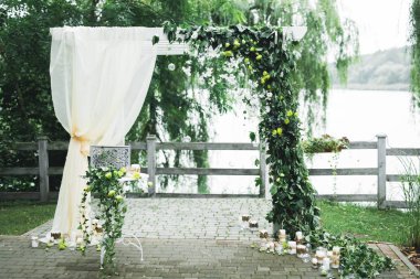 Düğün töreni için hazırlanmış bir restoranın içinde.