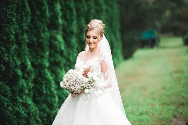 豪華な結婚式の花嫁、女の子ポージングと花束で笑顔 — ストック写真