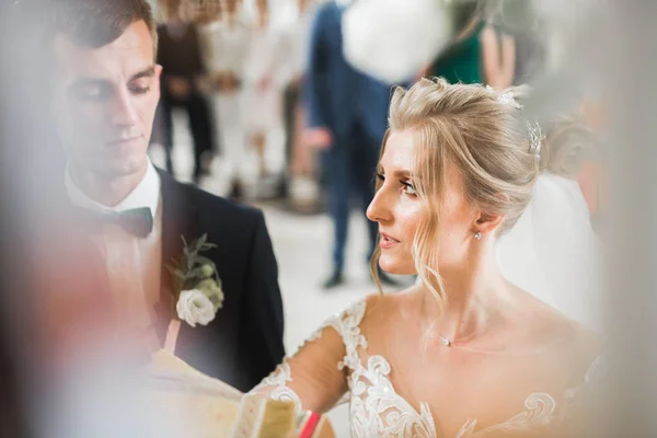 Wedding couple bide and groom get married in a church — Stock Photo, Image