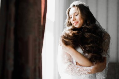 Tüylü, lüks makyaj, saç stili, stüdyo içi fotoğraf çekimi olan güzel bir gelin.