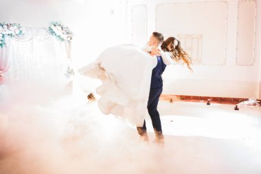 Güzel bir düğün çifti yeni evlendi ve ilk danslarını ediyorlar.