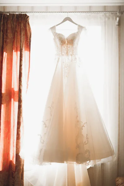 La robe de mariée parfaite dans la chambre de la mariée — Photo