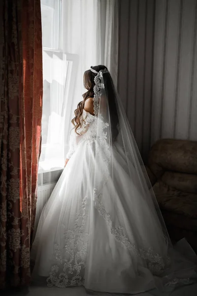 Indah pengantin mewah dalam gaun putih elegan — Stok Foto