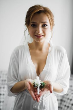 Gelin ve nedimeler düğün günü farklı çiçeklerden harika bir lüks düğün buketi tutuyor.