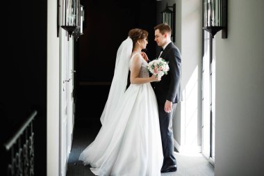 Göz kamaştırıcı mutlu çift birbirine yakın duruyor ve gözlerinin içine bakıyor.