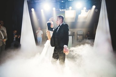 Yeni evli çiftin ilk düğün dansı.