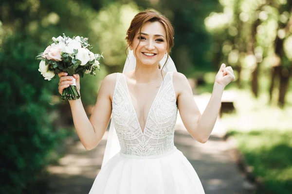Novia de boda de lujo, niña posando y sonriendo con ramo — Foto de Stock