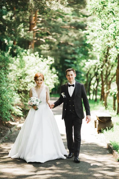 Botanik parkında yürüyen mutlu bir çift. — Stok fotoğraf