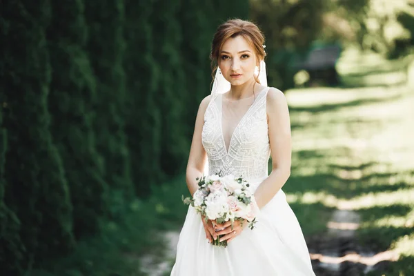 Novia de boda de lujo, niña posando y sonriendo con ramo — Foto de Stock