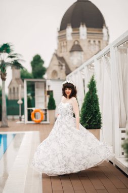 Gelinin güzel portresi moda gelinliği içinde tüylü, lüks makyaj ve saç stili.