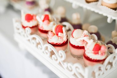 Lezzetli düğün resepsiyonu, tatlı masası.