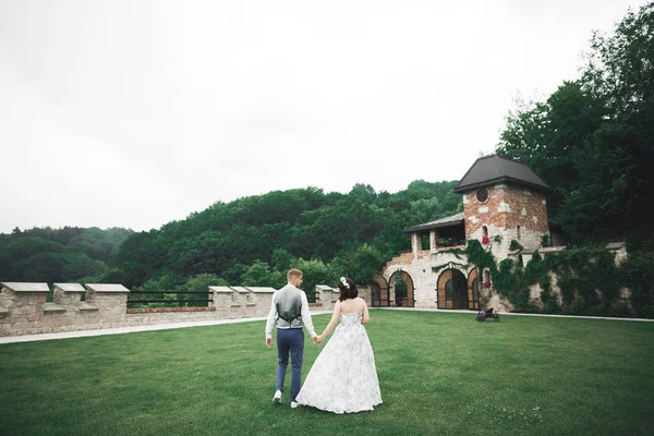 Szczęśliwa para weselna spacerująca w parku botanicznym — Zdjęcie stockowe