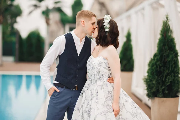 Hermosa novia y novio abrazando y besándose en el día de su boda — Foto de Stock