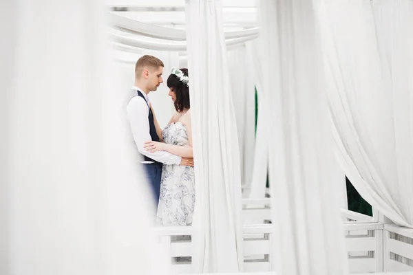 Романтический свадебный момент, пара молодоженов улыбаются портрет, невеста и жених обнимаются — стоковое фото