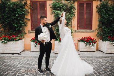 Lüks evli çift, gelin ve damat eski şehirde poz veriyor.