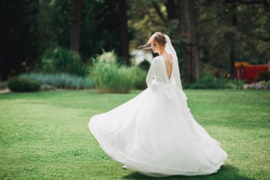 Gelinin güzel portresi moda gelinliği içinde tüylü, lüks makyaj ve saç stili.