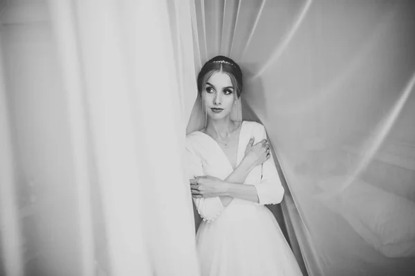 Portrait de beauté de mariée portant robe de mariée de mode avec plumes avec luxe délice maquillage et coiffure — Photo