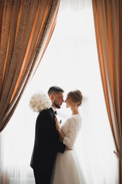 Lindo casal feliz de pé perto um do outro e olhando nos olhos — Fotografia de Stock