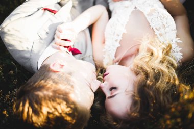 Göz kamaştırıcı mutlu çift birbirine yakın duruyor ve gözlerinin içine bakıyor.