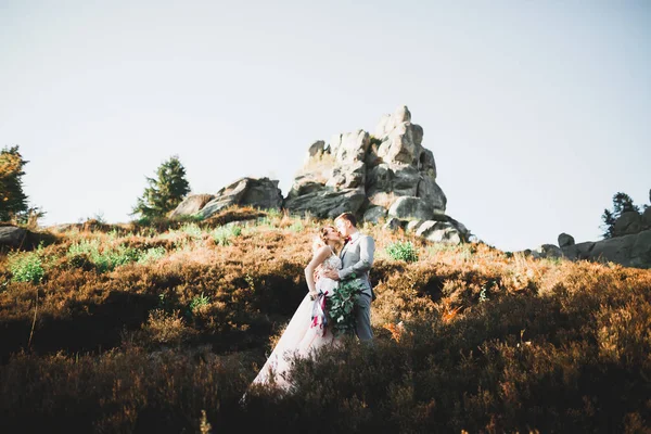 Pareja de boda cogidos de la mano, novio y novia juntos en el día de la boda — Foto de Stock