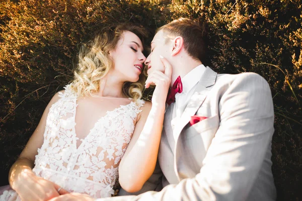 Lindo casal feliz de pé perto um do outro e olhando nos olhos — Fotografia de Stock