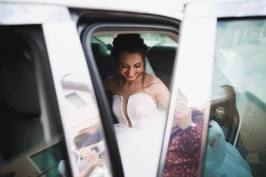 Gelinlik giymiş güzel moda gelin pozu