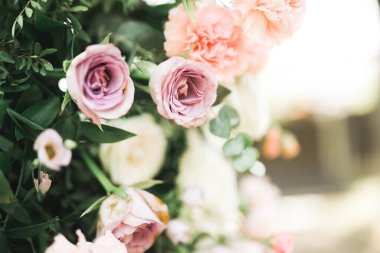 Düğün töreni için süslemeler. Güzel çiçekler.