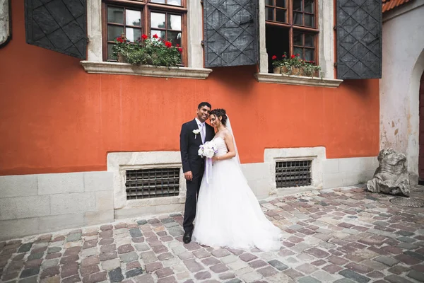 Luxusní manželský pár, nevěsta a ženich pózují ve starém městě — Stock fotografie