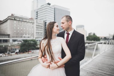 Lüks bir düğün çifti, gelin ve damat lüks şehirde poz veriyor.